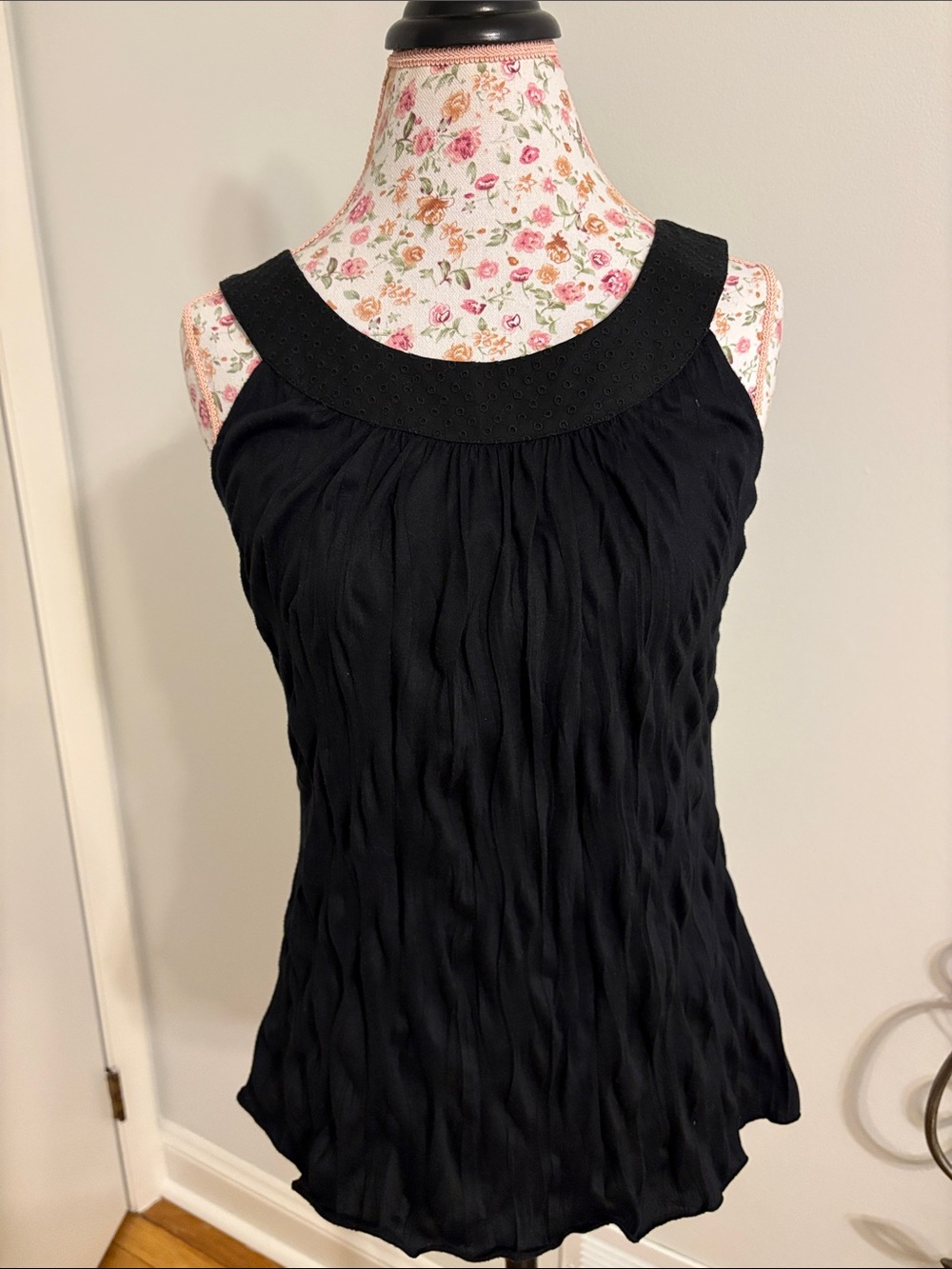 MICHAEL Michael Kors Black Textured Sleeveless Tank with Eyelet Neck size S/P